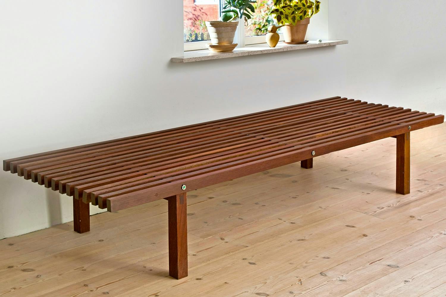 Daybed med overlegne snedkerdetaljer Daybed